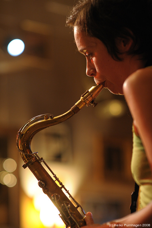 kvinna spelar saxofon